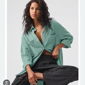 ALO Yoga Botanical Green Dreamscape Shirt